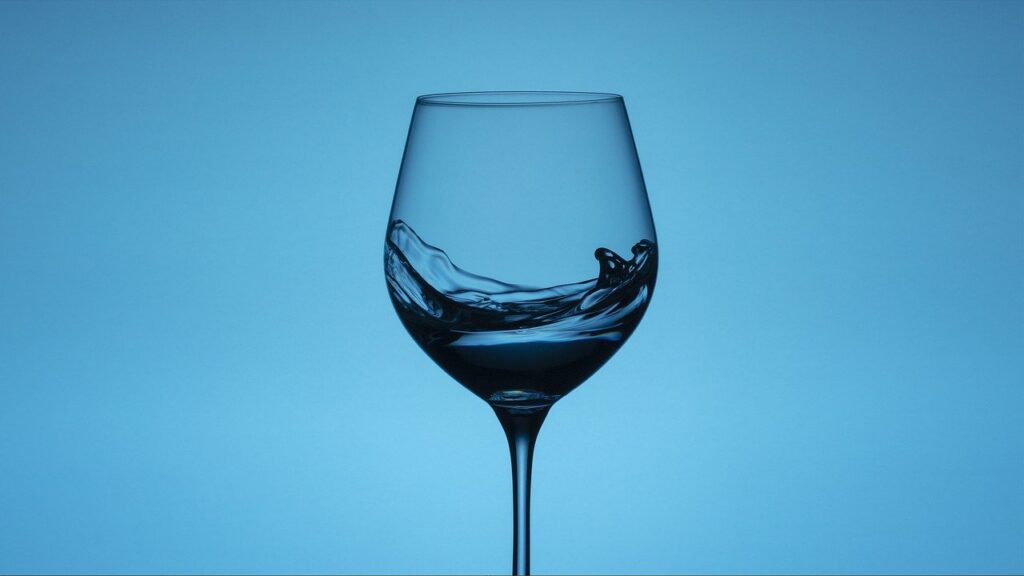 ワイングラスの水
